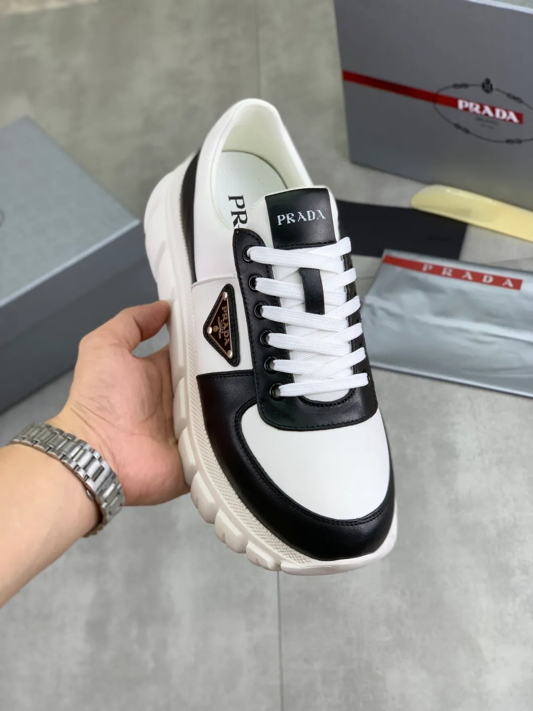 Men's men's shoes 💰P560💰[New style] High version official website popular models are on the market, 🆘 Classic popular models (Prada) are the main popular models, avant-garde and versatile fashion men's shoes private version mold opening, cowhide surface splicing 1:1.. Fashionable and simple, original imported cowhide lining cowhide feet; the atmosphere and personality are more fashionable, eye-catching and pursuing class. It will subvert the old idea and be a must-have for fashion trendsetters with you! Must keep it for yourself! Tall and comfortable, large and low, high-end quality workmanship. Code number: 38-44 (45 46 customized) 4️⃣ colors available.